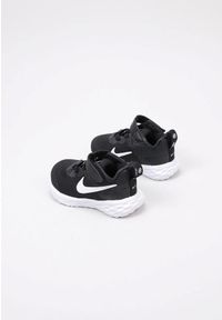 Buty do biegania niemowlęce Nike Revolution 6 NN. Zapięcie: rzepy. Kolor: czarny. Materiał: materiał, syntetyk, tkanina. Szerokość cholewki: normalna. Model: Nike Revolution