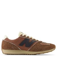 Buty unisex New Balance U471RA – brązowe. Kolor: brązowy. Materiał: zamsz, materiał, syntetyk. Szerokość cholewki: normalna. Wzór: jodełka. Sezon: lato #1