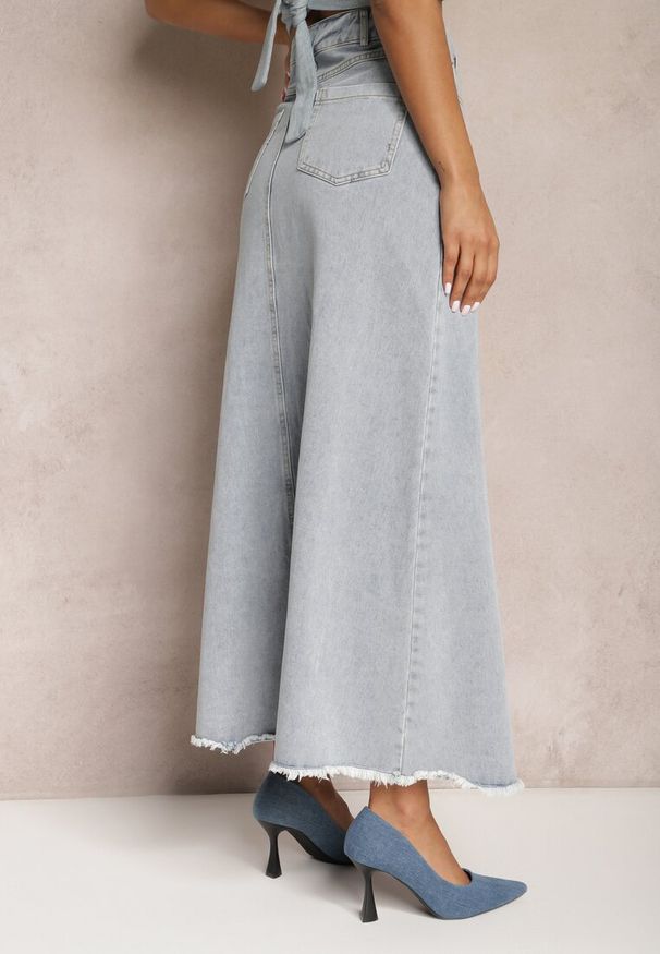 Renee - Jasnoniebieska Postrzępiona Spódnica Maxi z Jeansu z Rozcięciem Feedi. Stan: podwyższony. Kolor: niebieski. Materiał: jeans