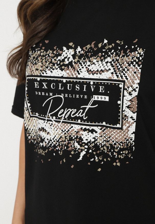 Born2be - Czarny Bawełniany T-shirt Ozdobiony Nadrukiem Nartzedi. Okazja: na co dzień. Kolor: czarny. Materiał: bawełna. Wzór: aplikacja, nadruk. Styl: casual