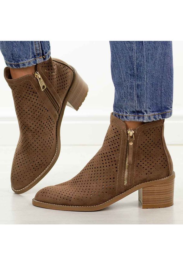 C.Beżowe ażurowe botki damskie na obcasie Vinceza 58621. Okazja: na co dzień, na spacer. Kolor: beżowy. Szerokość cholewki: normalna. Wzór: ażurowy. Materiał: zamsz. Sezon: wiosna, lato, jesień. Obcas: na obcasie. Styl: casual, klasyczny, elegancki. Wysokość obcasa: średni