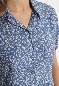 Born2be - Granatowa Bawełniana Sukienka Koszulowa w Kwiaty z Rozkloszowanym Dołem Jerilsa. Okazja: na co dzień. Typ kołnierza: kołnierzyk klasyczny. Kolor: niebieski. Materiał: bawełna. Długość rękawa: krótki rękaw. Wzór: kwiaty. Typ sukienki: koszulowe. Styl: klasyczny, casual, elegancki #6