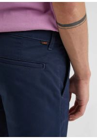 Lee - MĘSKIE SZORTY MATERIAŁOWE LEE REGULAR CHINO SHORT DEEP NAVY 112332254. Materiał: materiał