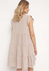 Born2be - Beżowa Rozkloszowana Sukienka z Falbankami Zapinana przy Szyi Rettesa. Okazja: na co dzień. Typ kołnierza: kołnierz z falbankami. Kolor: beżowy. Materiał: wiskoza, tkanina. Sezon: lato. Styl: elegancki, casual #7