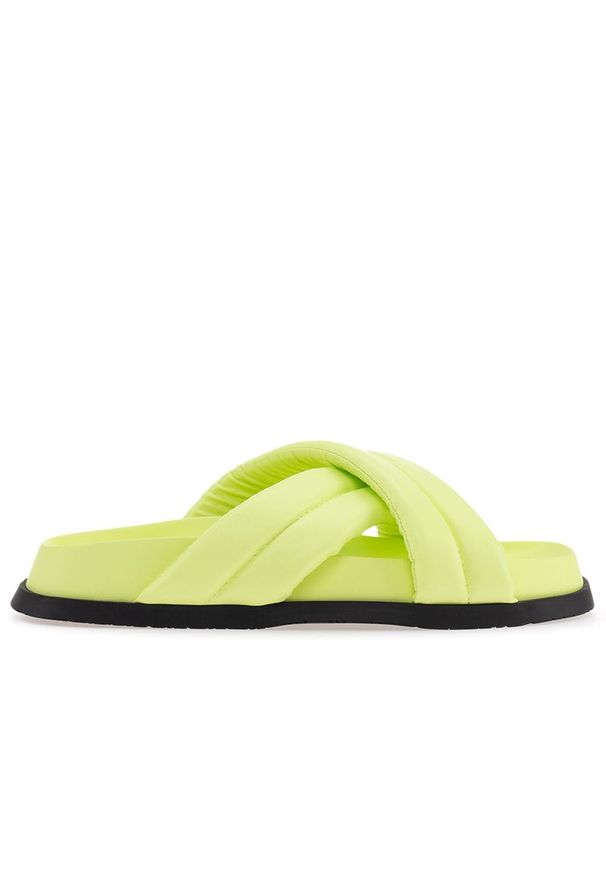 Klapki Tommy Jeans Padded Toe Sandals EN0EN02175-MSA - zielone. Okazja: na plażę, na co dzień. Zapięcie: pasek. Kolor: zielony. Materiał: guma, poliester. Szerokość cholewki: normalna. Wzór: paski. Sezon: lato