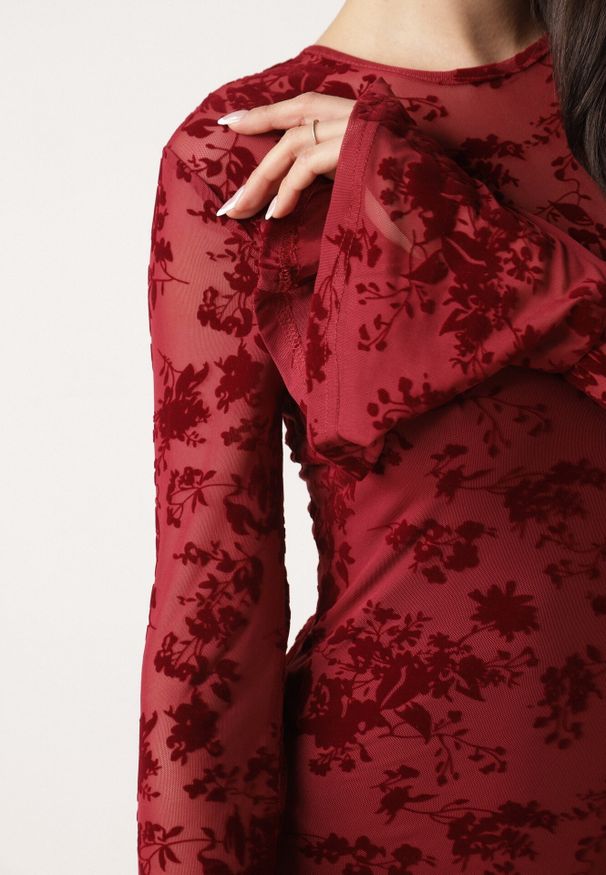 Born2be - Czerwona Siateczkowa Sukienka Koktajlowa VICES z Welurowym Wzorem w Kwiaty Azimene. Okazja: na ślub cywilny, na wesele, na imprezę. Kolor: czerwony. Materiał: welur. Długość rękawa: długi rękaw. Wzór: kwiaty. Styl: wizytowy