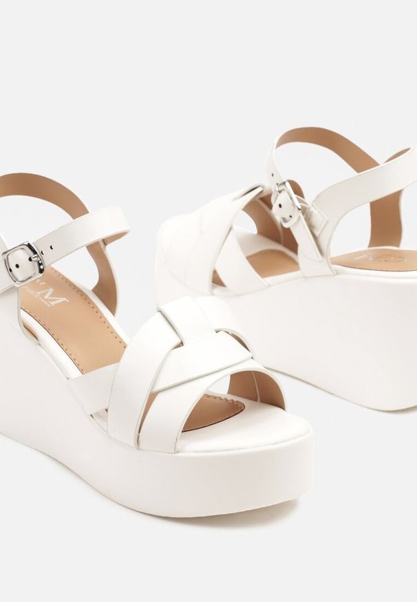 Renee - Białe Sandały na Koturnie z Ozdobnymi Paskami Belaviel. Okazja: na co dzień, na spacer, na imprezę. Zapięcie: pasek. Kolor: biały. Materiał: jeans. Wzór: paski. Obcas: na koturnie. Styl: elegancki, casual