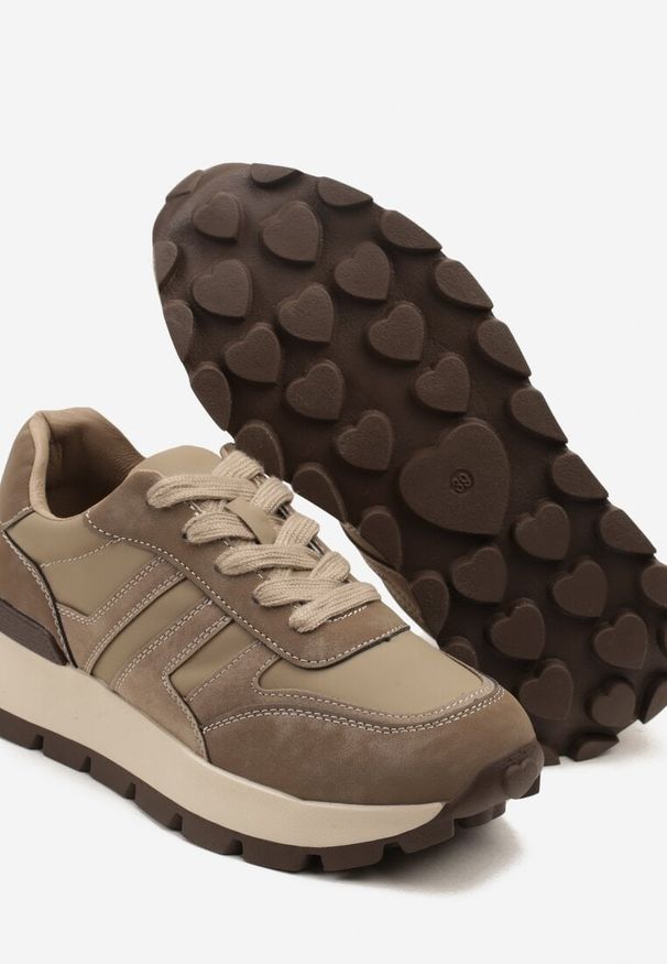 Born2be - Ciemnobeżowe Sneakersy z Ozdobnymi Przeszyciami Alentia. Okazja: na co dzień, na spacer. Kolor: beżowy. Materiał: jeans. Sport: turystyka piesza