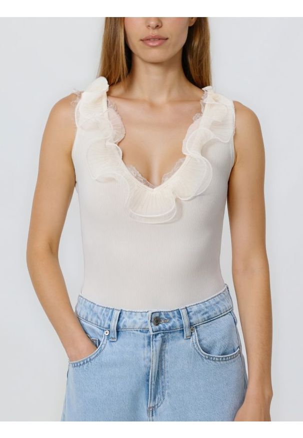 Reserved - Body z dekoracyjną falbaną - beżowy. Kolor: beżowy. Materiał: dzianina