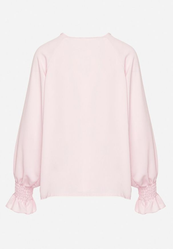 Born2be - Różowa Bluzka z Ozdobnymi Falbankami Emitta. Okazja: na spotkanie biznesowe, do pracy, na co dzień. Typ kołnierza: kołnierz z falbankami. Kolor: różowy. Długość rękawa: długi rękaw. Długość: długie. Styl: elegancki, casual, biznesowy