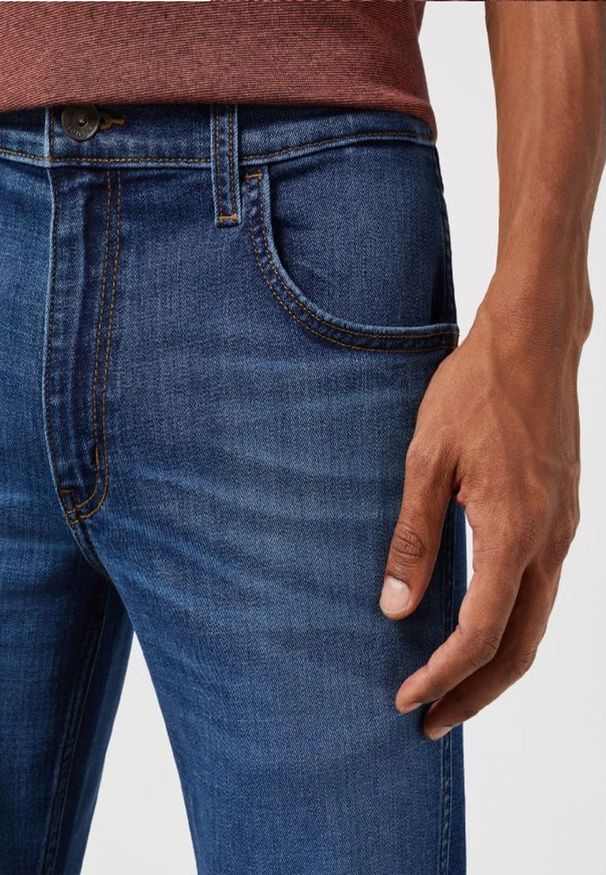 Wrangler - WRANGLER MĘSKIE SPODNIE JEANSOWE REGULAR FIT BALANCING ACT 112351224 W154017978