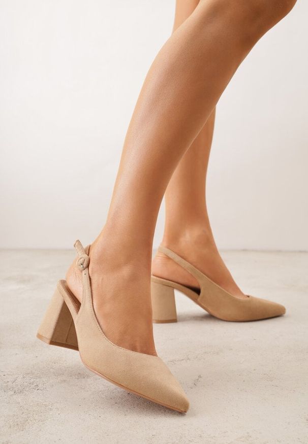 Renee - Ciemnobeżowe Czółenka na Słupku Typu Slingback Tareina. Okazja: na co dzień. Zapięcie: sprzączka. Kolor: beżowy. Materiał: prążkowany, jeans. Obcas: na słupku. Styl: casual, elegancki