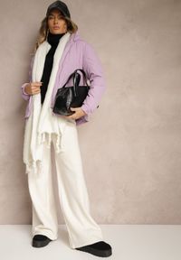 Renee - Jasnofioletowa Kurtka z Pikowaną Odpinaną Stroną i Odpinanym Kapturem Doriona. Okazja: na spotkanie biznesowe, na co dzień, do pracy, na spacer. Kolor: fioletowy. Materiał: jeans. Sezon: jesień. Styl: biznesowy, casual, elegancki #3