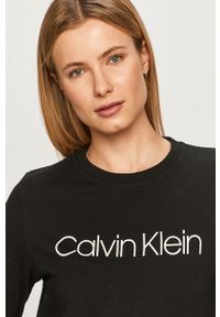 Calvin Klein - Bluza bawełniana. Okazja: na co dzień. Typ kołnierza: bez kaptura. Kolor: czarny. Materiał: bawełna. Długość rękawa: długi rękaw. Długość: długie. Wzór: nadruk. Styl: casual #2