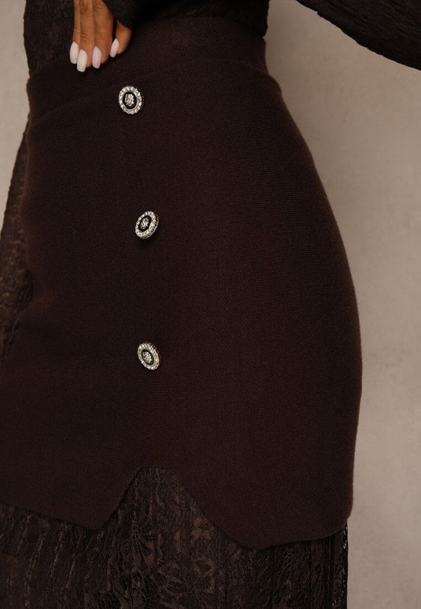 Renee - Brązowa Spódnica z Dzianiny z Wiskozą z Koronkowym Dołem Zdobiona Guzikami Sewune. Kolor: brązowy. Materiał: wiskoza, dzianina, koronka. Wzór: aplikacja