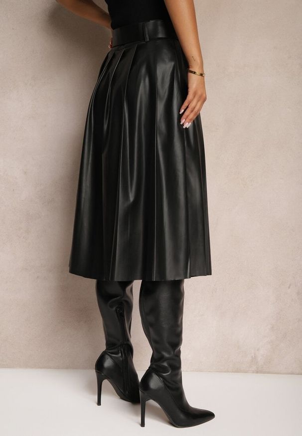 Renee - Czarna Plisowana Spódnica w Stylu Preppy o Rozkloszowanym Kroju High Waist z Paskiem Iriviel. Okazja: na co dzień, na imprezę. Stan: podwyższony. Kolor: czarny. Styl: elegancki, casual