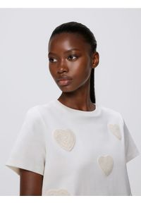 Reserved - T-shirt z haftowaną aplikacją - złamana biel. Materiał: dzianina, bawełna. Wzór: aplikacja, haft