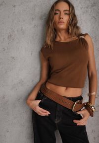 Renee - Brązowa Wiskozowa Bluzka Bez Rękawów z Dzianiny Zdobiona Metaliczną Aplikacją Alutina. Okazja: na co dzień. Kolor: brązowy. Materiał: dzianina, wiskoza. Długość rękawa: bez rękawów. Wzór: aplikacja. Styl: glamour, casual, street, elegancki #1