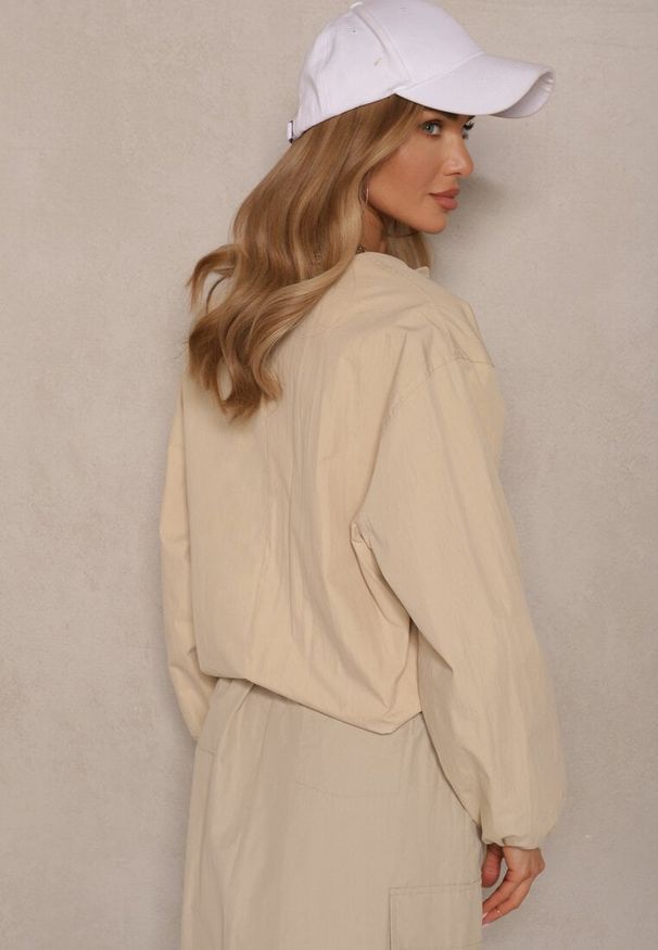 Renee - Beżowa Kurtka Bomberka o Koszulowym Fasonie z Napami Ronesia. Kolor: beżowy. Długość rękawa: długi rękaw. Długość: długie. Wzór: aplikacja. Styl: elegancki