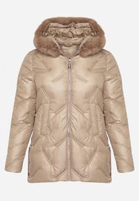 Born2be - Brązowa Pikowana Kurtka z Kapturem z Odpinanym Futerkiem Sevea. Okazja: na spacer. Typ kołnierza: kaptur. Kolekcja: plus size. Kolor: brązowy. Materiał: futro. Styl: klasyczny, sportowy #3