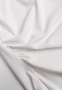 Born2be - Białe Asymetryczne Body Ozdobione Marszczeniem Dinida. Okazja: na co dzień. Kolor: biały. Materiał: jeans. Wzór: aplikacja. Styl: casual, elegancki, klasyczny #2