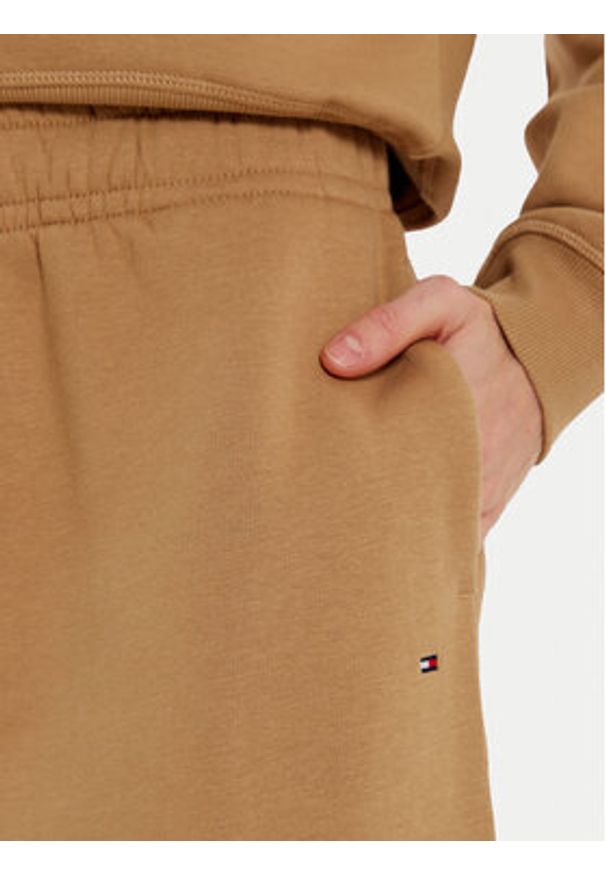 TOMMY HILFIGER - Tommy Hilfiger Spodnie dresowe Essential WW0WW45966 Beżowy Regular Fit. Kolor: beżowy. Materiał: bawełna, syntetyk