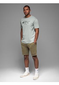 Ombre Clothing - Dopasowane krótkie męskie spodenki dresowe z nadrukami – oliwkowe V4 - Rozmiar: XL. Kolor: oliwkowy. Materiał: dresówka. Długość: krótkie. Wzór: nadruk. Styl: sportowy