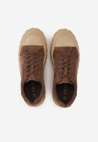 Renee - Jasnobrązowe Sneakersy Vices na Platformie z Ozdobą i Napisem Leawen. Okazja: na co dzień. Kolor: brązowy. Materiał: jeans. Wzór: aplikacja, napisy. Obcas: na platformie #7