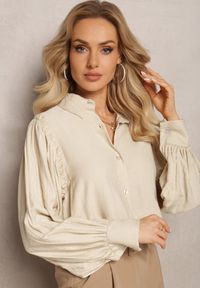 Renee - Beżowa Koszula z Ozdobnymi Rękawami z Plisowanej Tkaniny Zemona. Kolor: beżowy. Materiał: tkanina