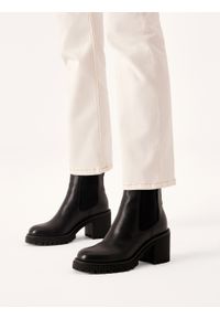 Kazar - Klasyczne skórzane botki z elastycznymi wstawkami. Okazja: na co dzień. Kolor: czarny. Materiał: tkanina, skóra. Szerokość cholewki: normalna. Obcas: na obcasie. Styl: klasyczny. Wysokość obcasa: średni #2