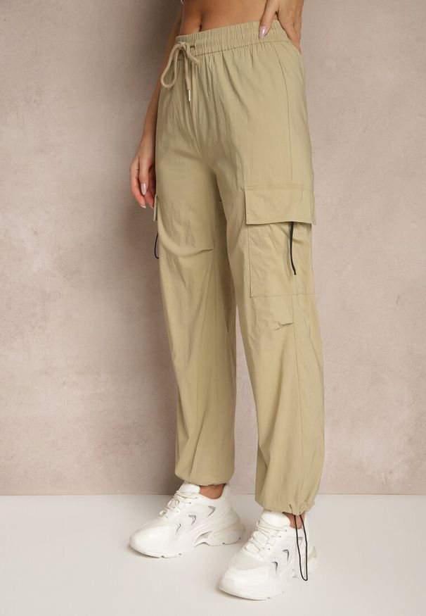 Renee - Jasnobeżowe Spodnie z Bawełną Typu Cargo High Waist Puvoria. Okazja: na co dzień, na spacer. Stan: podwyższony. Kolor: beżowy. Materiał: bawełna. Styl: casual