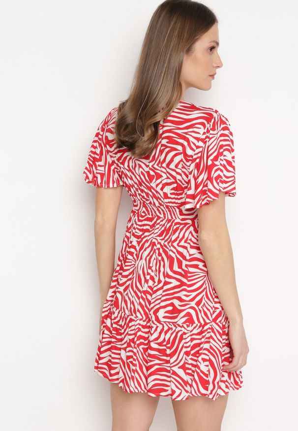 Born2be - Czerwono-Beżowa Sukienka Mini z Wiskozy w Abstrakcyjne Paski Ethikala. Kolor: czerwony. Materiał: wiskoza. Wzór: paski. Sezon: lato. Długość: mini