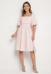Born2be - Różowa Sukienka o Rozkloszowanym Kroju z Bufiastymi Rękawami Maradora. Okazja: na co dzień. Typ kołnierza: dekolt kwadratowy. Kolor: różowy. Styl: casual #6