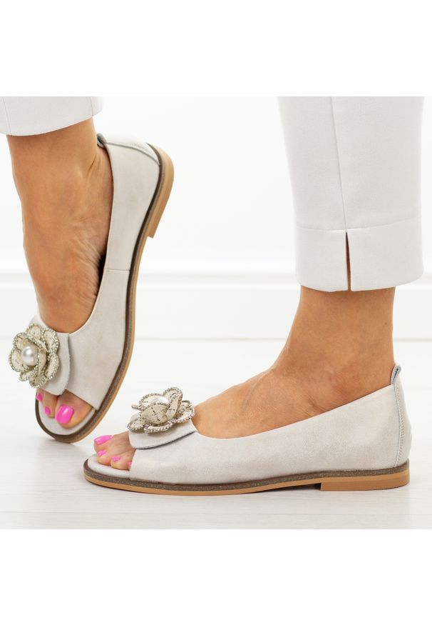 Złote skórzane płaskie sandały damskie Cambell 19424. Okazja: na co dzień. Kolor: złoty. Materiał: skóra. Wzór: kwiaty, aplikacja. Sezon: wiosna, lato. Obcas: na płaskiej podeszwie. Styl: casual, elegancki