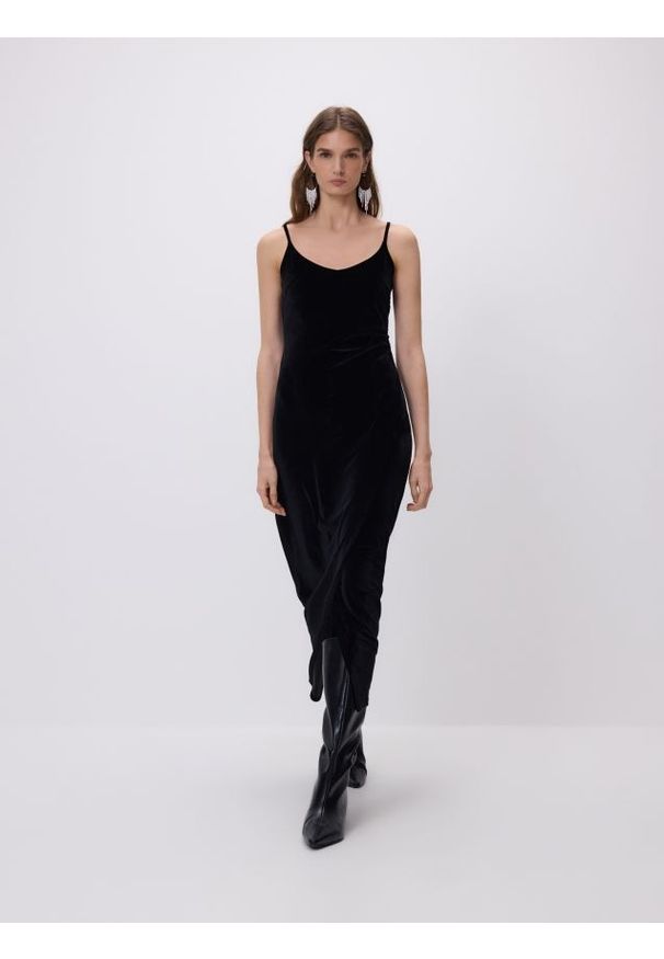 Reserved - Sukienka maxi z asymetrycznym rozcięciem - czarny. Kolor: czarny. Materiał: welur, dzianina. Typ sukienki: asymetryczne. Długość: maxi