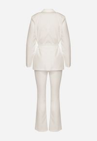 Renee - Biały Komplet o Garniturowym Kroju z Marynarką z Wiązaniem i Spodniami Falestra. Kolor: biały #2