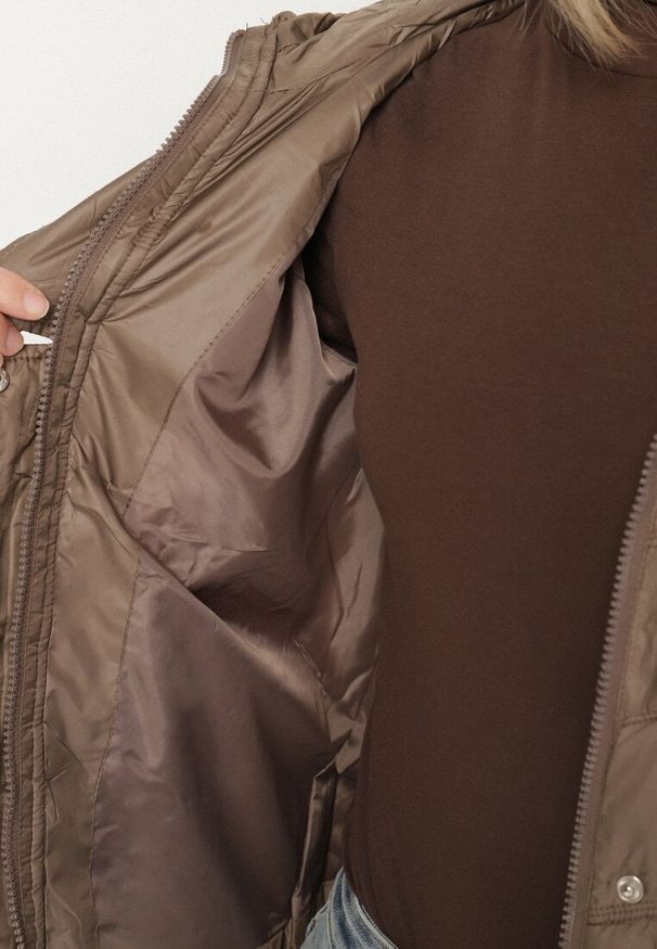 Born2be - Brązowa Przejściowa Kurtka z Oryginalnym Pikowaniem i Kapturem Aruvitte. Okazja: na co dzień, na spacer. Kolor: brązowy. Materiał: poliester, jeans. Styl: casual