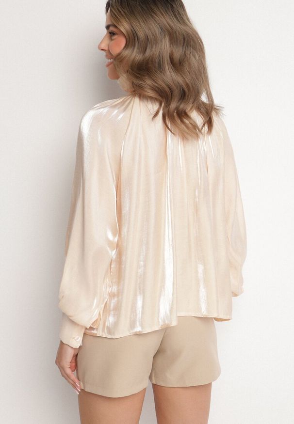 Born2be - Jasnobeżowa Bluzka Koszulowa z Wiązaniem przy Dekolcie Lavzeri. Okazja: na spotkanie biznesowe, do pracy. Kolor: beżowy. Materiał: jeans. Długość rękawa: długi rękaw. Długość: długie. Wzór: aplikacja. Styl: elegancki, klasyczny, biznesowy