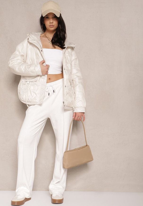 Renee - Biała Pikowana Kurtka w Stylu Utility z Kapturem Hiredia. Okazja: na co dzień. Typ kołnierza: kaptur. Kolor: biały. Materiał: jeans. Styl: casual, elegancki