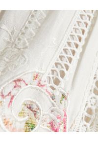 HEMANT & NANDITA - Biała spódnica z ozdobnymi haftami. Stan: podwyższony. Kolor: biały. Materiał: materiał. Wzór: haft #2