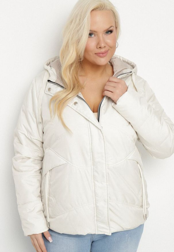 Born2be - Jasnobeżowa Kurtka Pikowana z Kapturem Karbia. Okazja: na co dzień. Typ kołnierza: kaptur. Kolekcja: plus size. Kolor: beżowy. Styl: elegancki, casual
