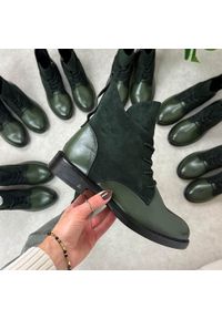 POTOCKI - Zielone płaskie botki damskie Potocki 12080. Okazja: na spacer, na co dzień. Kolor: zielony. Materiał: zamsz, skóra, lakier. Sezon: zima, jesień. Obcas: na obcasie. Styl: klasyczny, casual, elegancki. Wysokość obcasa: niski #1