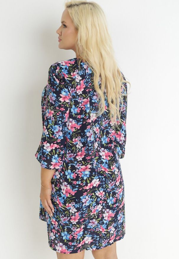 Born2be - Granatowa Pudełkowa Sukienka z Rękawem 3/4 Wileen. Kolor: niebieski. Wzór: kwiaty, nadruk, aplikacja