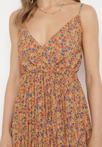 Born2be - Żółta Kwiatowa Sukienka na Ramiączkach z Plisowaną Spódnicą i Kopertową Górą Pyralia. Okazja: na co dzień. Typ kołnierza: dekolt w kształcie V, dekolt kopertowy. Kolor: żółty. Długość rękawa: na ramiączkach. Wzór: kwiaty. Typ sukienki: kopertowe. Styl: elegancki, casual, wizytowy #7