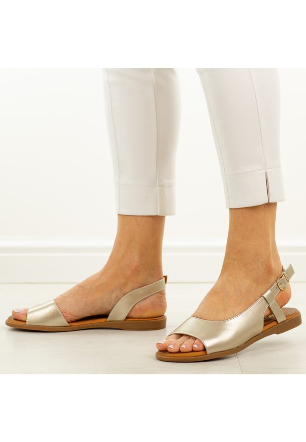 POTOCKI - Złote skórzane płaskie sandały damskie Potocki 19394. Okazja: na co dzień. Zapięcie: pasek. Kolor: złoty. Materiał: skóra. Wzór: aplikacja. Sezon: wiosna, lato. Obcas: na płaskiej podeszwie. Styl: elegancki, casual