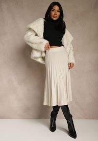 Renee - Beżowa Dzianinowa Spódnica Plisowana o Rozkloszowanym Kroju Tuswia. Okazja: na co dzień. Stan: podwyższony. Kolor: beżowy. Materiał: dzianina. Wzór: aplikacja. Styl: klasyczny, casual #3