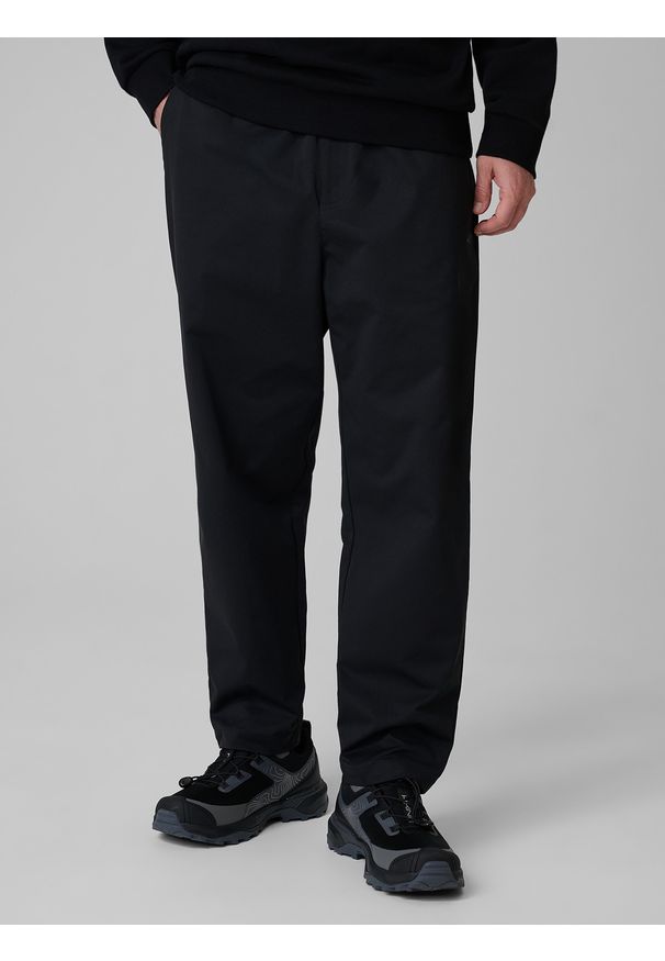 4f - 4F Spodnie casual męskie - czarne L. Okazja: na co dzień. Kolor: czarny. Długość: długie. Styl: casual