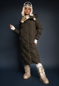 Renee - Ciemnozielona Pikowana Kurtka Płaszcz za Kolano z Kapturem Kinassan. Typ kołnierza: kaptur. Kolor: zielony. Wzór: geometria #4