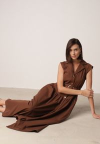 Born2be - Brązowa Koszulowa Sukienka Bez Rękawów Ozdobiona Paskiem z Klamrą Phalixia. Okazja: na co dzień. Kolor: brązowy. Długość rękawa: bez rękawów. Wzór: aplikacja. Typ sukienki: koszulowe. Styl: casual, elegancki #4