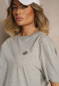 Renee - Jasnoszara Koszulka z Bawełny Ozdobiona z Boku Nadrukiem Ulialena. Okazja: na co dzień. Kolor: szary. Materiał: bawełna. Wzór: aplikacja, nadruk. Styl: sportowy, klasyczny, casual #4